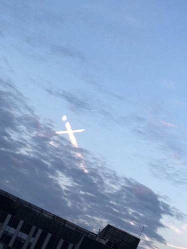 一个清晰的十字架在天空出现