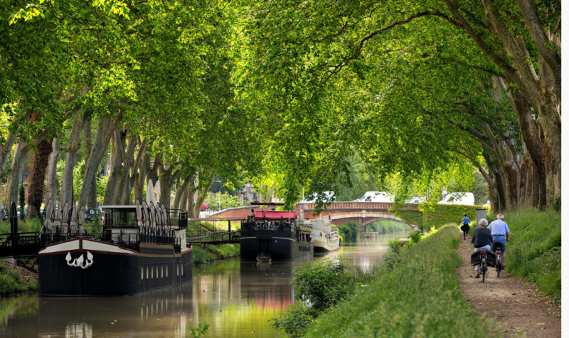 Canal avec le bateau