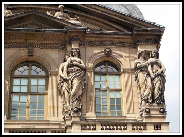 卢浮宫外墙的女像柱
