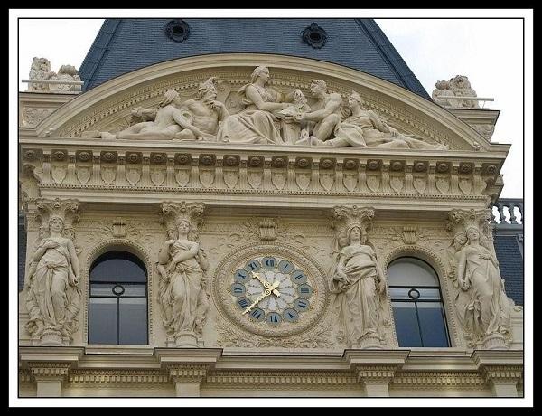 里昂信贷银行-类似卢浮宫钟阁风格的门面顶部设计
