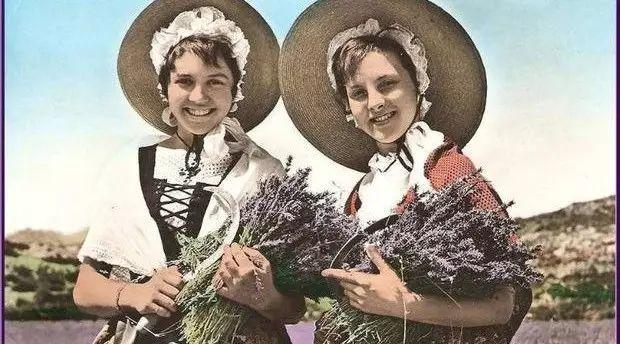 Deux filles avec les lavandes