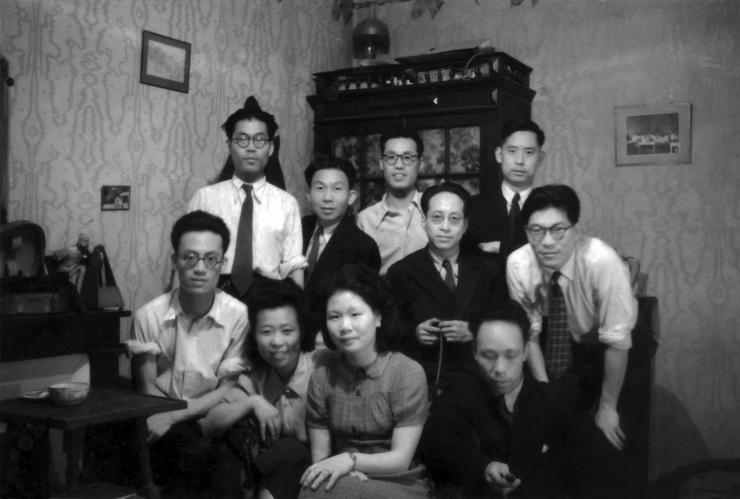 中法大学学生1944年在巴黎拍照留念